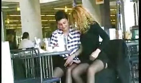 امرأة شابة تجتمع على حافلة جنبا إلى جنب مع افلام جنس مخفي الطلاب