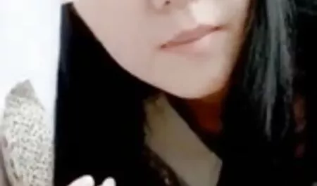 لحية مجعد الشعر ، طالب ، ننظر افلام جنسية وعربية إلى الجزء الخلفي من والدته ، الجار ويدعو له في غرفة النوم.