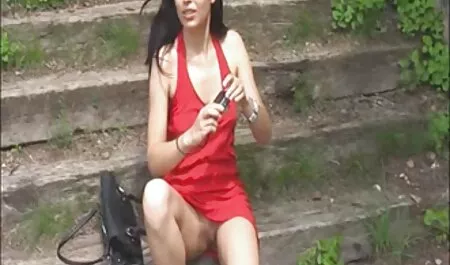 نظر إليها افلام جنس اجنبي مترجم رجل يرتدي قميصا وصديقيه من خلال الستائر الزرقاء الفاتحة.