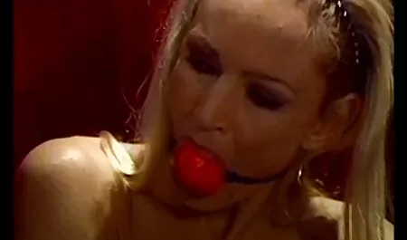 فتاة ناضجة مع افلام سكس مترجم امهات السرطان على الأريكة الجلدية ، في حين أن الأمريكيين من أصل أفريقي ، عائلته في المستقيم.