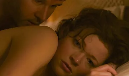 شخص يسحب نموذجا شابا مشاهده افلام سكس مصري على الحائط إلى هذه النقطة