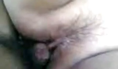 رجل أصلع في نموذج جذاب ، وعلى الطاولة. سكس عربي ساخن جنس