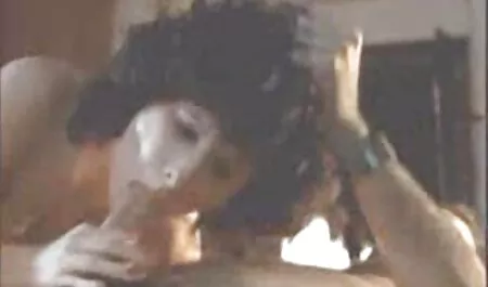 امرأة مستلقية افلام سكس فرنسيه مترجمه عربي على وسادة خضراء وإخراج المهبل إلى الرجلين ، الآسيوية.