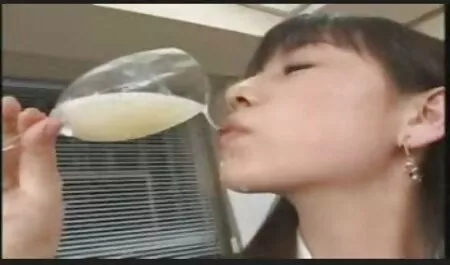 امرأة آسيوية مع سوار ووشم على ظهرها من أجل افلام سكس فنانين عرب الدخول في صورة رجل.