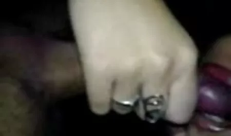 يظهر المعلم الغطاء الذي قطعته صديقها والحصول افلام الجنس العربي على بوسها في العراء