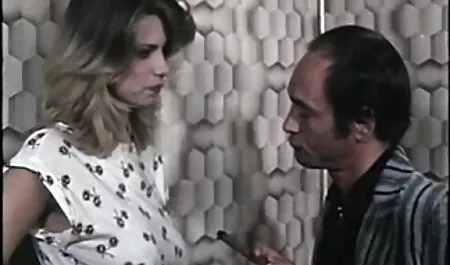 طلق امرأة شقراء الشعر رمي فمها وثمل في حي افلام سكس مشاهير عرب واسحب زاوية بالقرب من الطاولة.