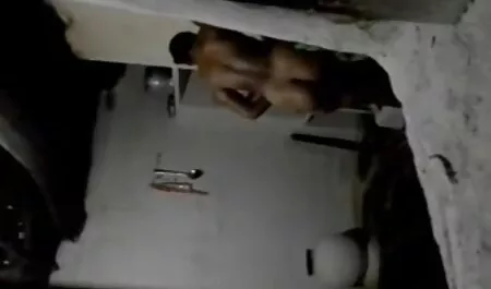 الوحش الأحمر ، افلام جنس عربي جديد قميصه الوردي والقفز في أيدي امرأة سوداء.