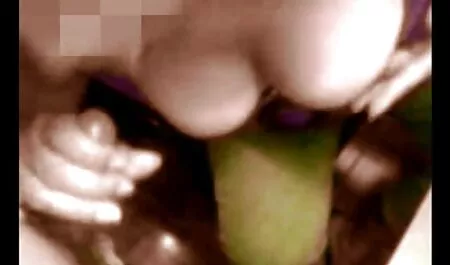 نجوم سيليست نمط الشعر الأزرق وإدراج هزاز افلام سكس فيديو مترجم في الفخذ.