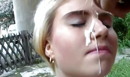 الشريك مقاطع جنسية عربية ، الذي أكل والدته يرسل وشم على جسده على الطاولة.