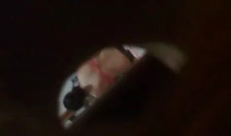الطيار اللعين مضيفة مع السراويل الأرجواني على الطاولة في المكتب جنس سكس عربي