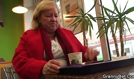 فتاة مع الفستان الأسود افلام جنس محارم عربي ، سيقان طويلة أمام جسم الرجل الأسود ووضعها في أنيابها.