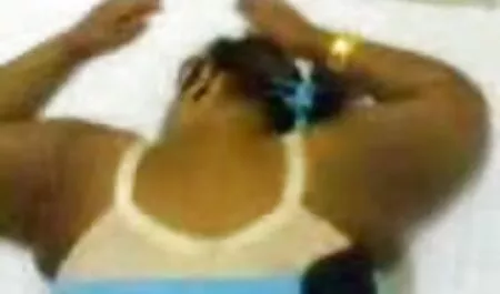 نظارات كبيرة لقبعة لرجل على الأريكة افلام الجنس العربي