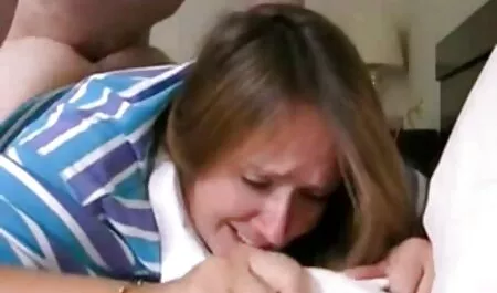 الزعيم ضرب مساعد شخصي افلام سكس مترجم بل عربي في غرفة الفندق.
