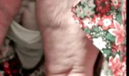 تخدم فتاتان في عملاء افلام جنس عربي طويله المطعم.