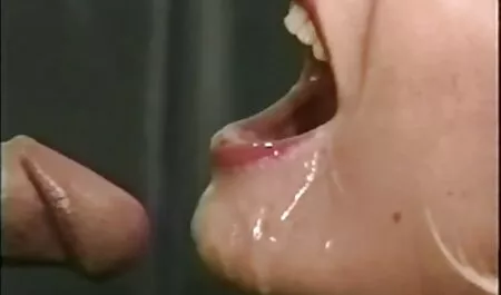 اللسان في جنس عربي اجنبي السيارة