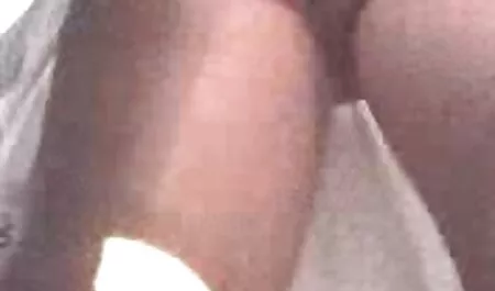 هي نحيفة فاتنة افلام جنس عرب على طاولة المطبخ في النظام