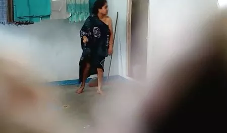 الخادمة والزي الرسمي افلام سكس مترجم عربي للمالك.