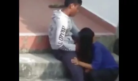 شقراء لرجل في قميص أبيض فلم جنس عربي مع أريكة حمراء في المدلى بها