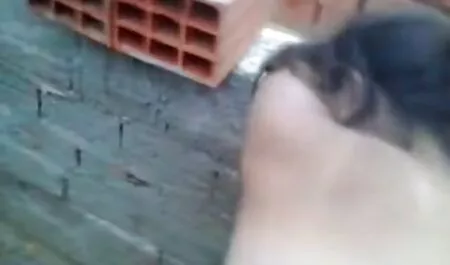 الدجاج ، لامرأة ، الحلمات ، وجمل ، ثم يمارس الجنس معها افلام جنس عربى في الحفرة.