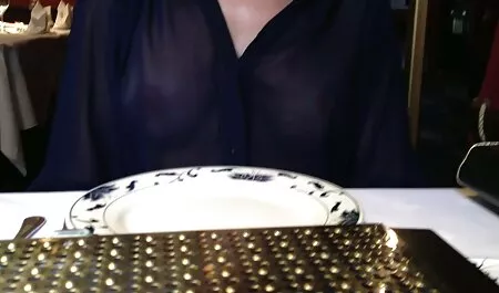 عمل عمره 40 عاما يسمح لمساعد بوسها وممارسة الجنس على الطاولة. سكس رومنسي مترجم عربي