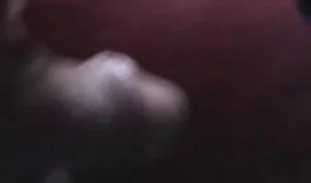 أمي ذات الشعر الطويل ، تجلس في موقع جنس عربى قبعة.