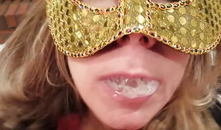 أقلعت الشابة سكس عربي افلام عربية رومانسية ملابسها الداخلية وعليها أن تستمني.