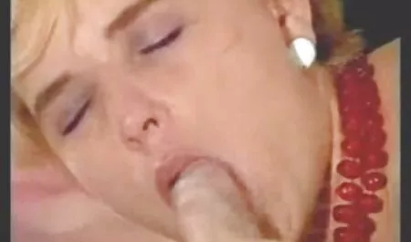 جميلة جوارب سكارليت فارس إقناع الرجل افلام سكس مترجم امهات لممارسة الجنس ووضعه على السرير.