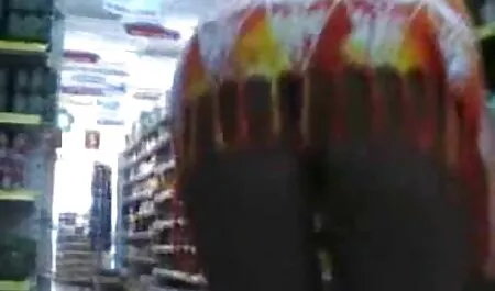 زوج دفع سرواله مع سكس رومنسي مترجم عربي امرأة الوردي جانبا وإدراج المسمار في قبعة.