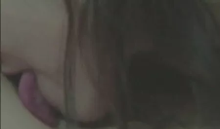 الرجل مع فيلم جنس عرب شفرة قرنية في سن المراهقة مجرفة يجلس على الأرض